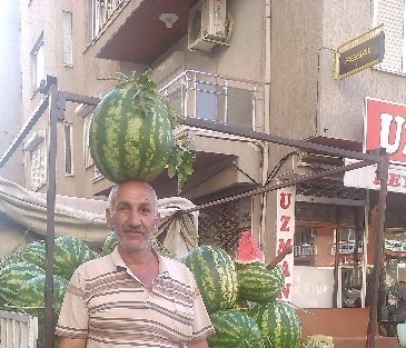 25 Kiloluk Karpuzu Kafasının Üzerinde Taşıyor