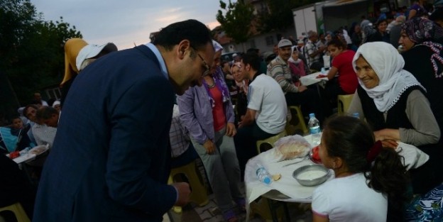 Başkan Cahan, İftar Sofralarında Vatandaşları Dinliyor