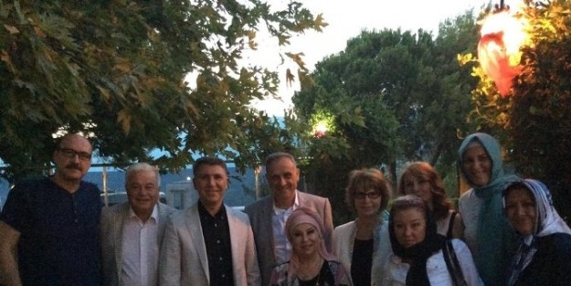 Bedia Akartürk'ten İftarda Kaside