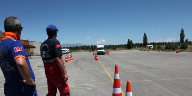 Ambülans Şoförlerine Sürüş Teknikleri Eğitimi Verildi