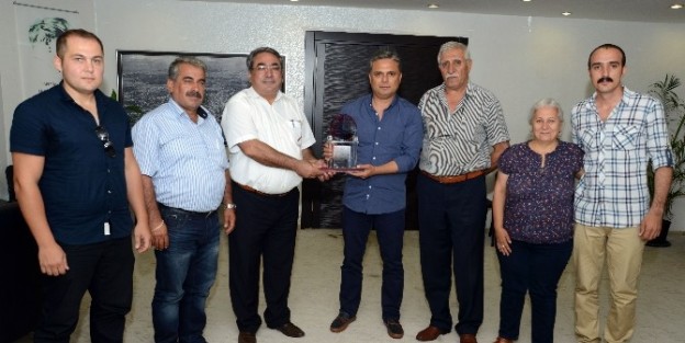 Alevi Derneklerinden Başkan Uysal’a Plaket