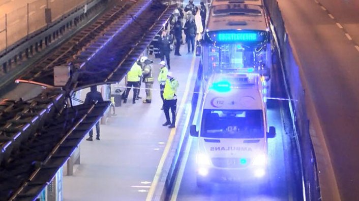 Duraktaki yolcu metrobüs yoluna düştü! Feci şekilde can verdi