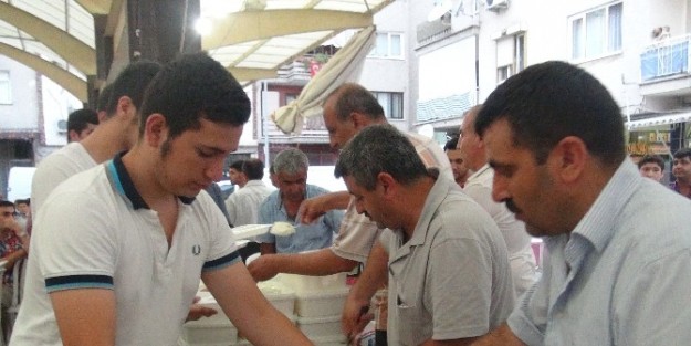 Manisa'da, Malatyalı Esnaftan Bin Kişilik İftar Yemeği