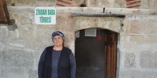 13 Yıldır Türbe Bekçiliği Yapıyor