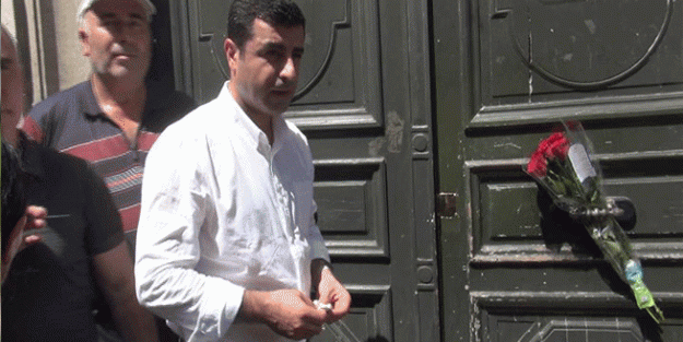 Demirtaş, PKK'lıların öldüğü yere çiçek bıraktı