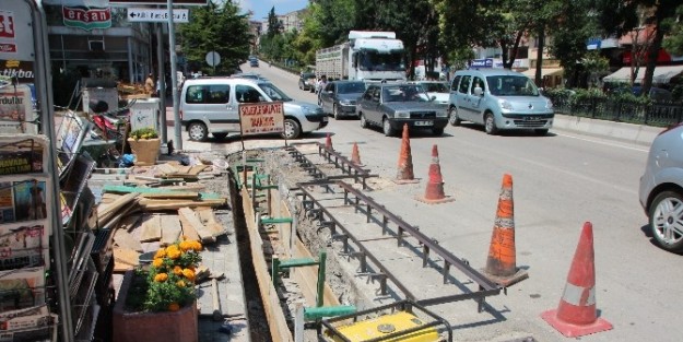 Yağmur Sularına Maruz Kalan Esnafın Derdine Çare Aranıyor