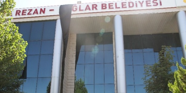 Bağlar Belediyesi Saldırılara Karşı Siyah Bayrak Astı