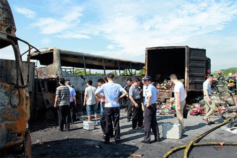 Otobüs kamyonla çarpıştı: 38 ölü 5 yaralı