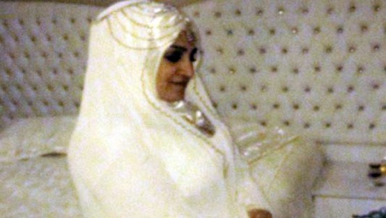 Yeni evli adam karısını vurdu, balkonda sigara içti