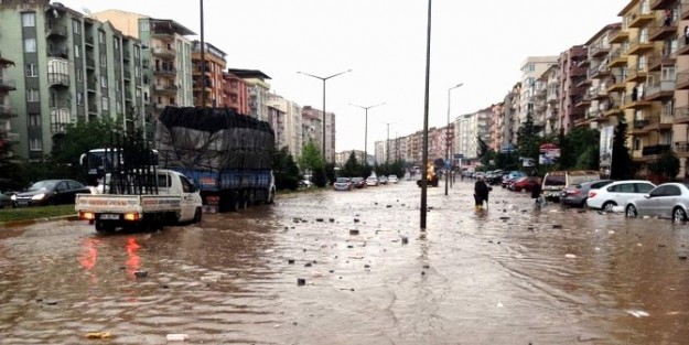 Uşak’ta Su Baskınında Mağdur Olanların Yaraları Sarılıyor