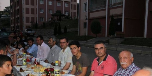 Akçakoca Belediye Başkanı Yemenici, Toki Sakinleriyle İftarini Açtı