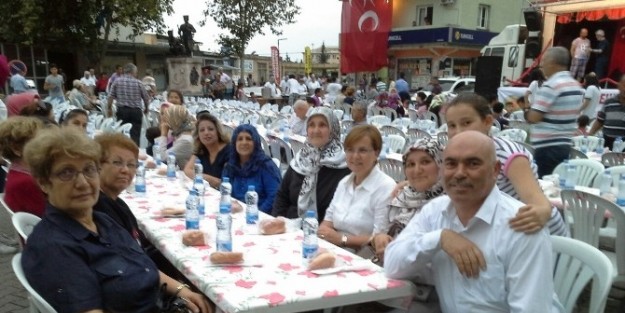 Karaisalı Cumhuriyet Meydanında Toplu İftar