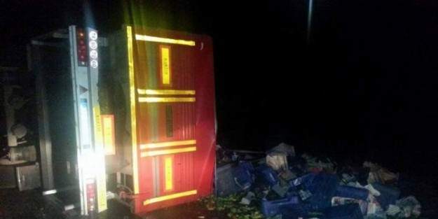 Sebze Yüklü Tır Devrildi: 1 Yaralı