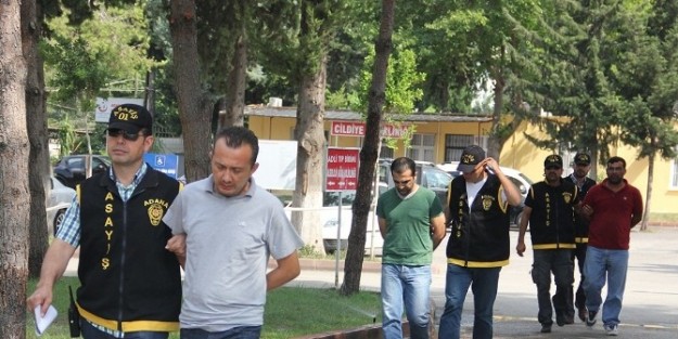 Kendilerini Savcı Olarak Tanıtıp 2 Emekliyi Dolandırdılar