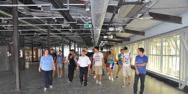 Macar Öğrenciler Bilim Merkezi'ni Gezdi