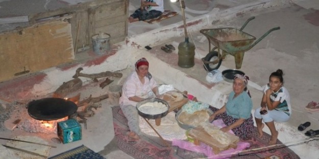 Bozyazı'da Kadınlar Aile Bütçelerine Katkı Sağlamak Amacıyla Yufka Ekmek Yapıyor