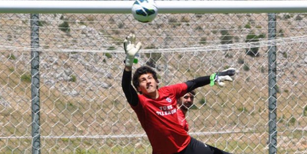 Trabzonsporlu kaleci beyin kanaması geçirdi!