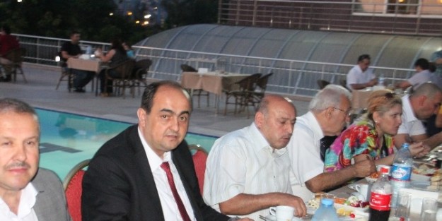 Demirtaş Belediye Meclis Üyesi Ve Muhtarlara İftar Verdi