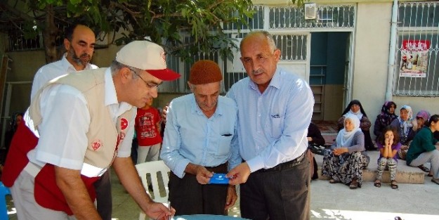 Müftülük Yardıma Muhtaçlara Alışveriş Kartı Dağıttı