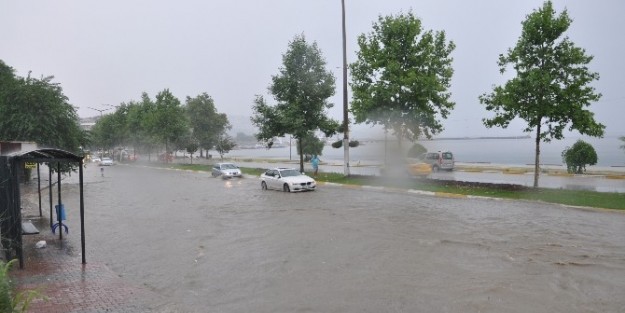 Tekirdağ’da Sağanak Yolları Göle Çevirdi