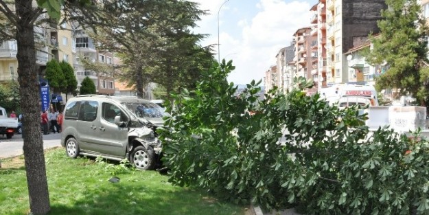 Şehir İçinde Aşırı Hız Ve Dikkatsizlik Kaza Getirdi: 2 Yaralı