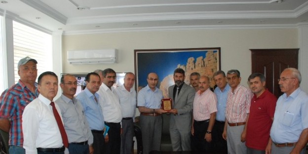 Vali Demirtaş’a Üstün Performans Plaketi