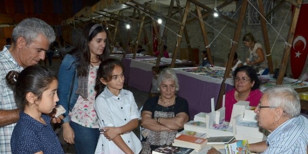 Hüseyin Yurttaş Foça'da Okurlarıyla Buluştu