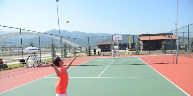 Minik Tenisçiler Ödüllerine Kavuştu