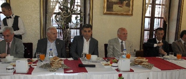 Başkan Sekmen, Erzurum Protokolüne İftar Yemeği Verdi