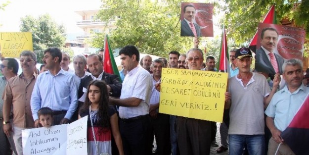 İsrail Bayrağı Yakarak, Katliama Tepki Gösterdiler