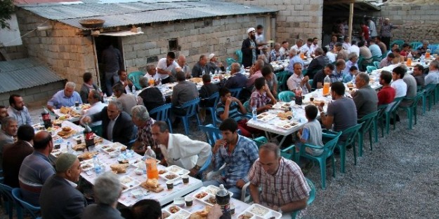 Kardeşlerden Mahalleliye İftar Yemeği