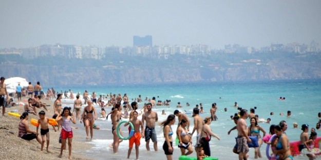 Antalya’da Sahiller Tıklım Tıklım