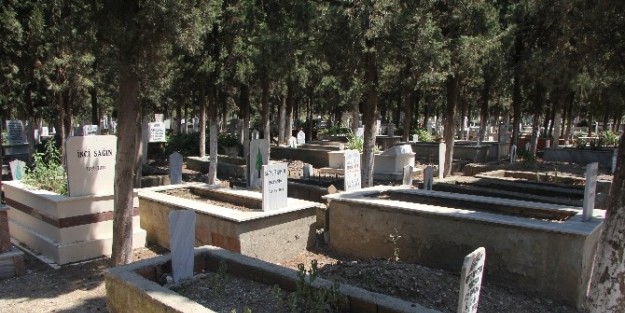 Burhaniye’de Mezarlıklar Bakıma Alındı