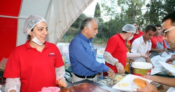 11 Çadirda 5 Bin Kişiye İftar Veriliyor