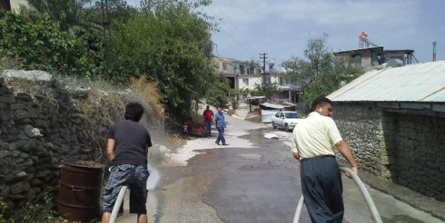 Karaisalı Belediyesi Yolları Suluyor