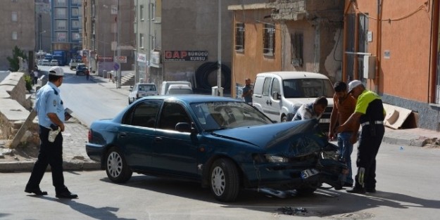 Sürekli Kaza Olan Sokakta Vatandaşlar İsyan Ediyor