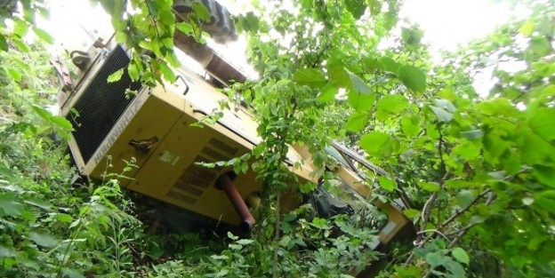 (özel Haber) İş Makinesi Hayvana Çarpmamak İçin Yoldan Çikarak Devrildi