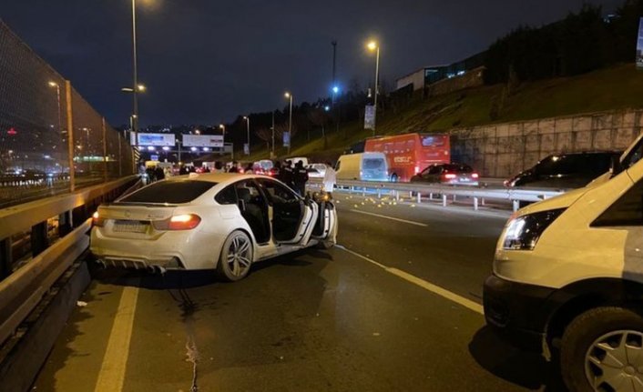 Otomobile silahlı saldırı: Ölü ve yaralılar var