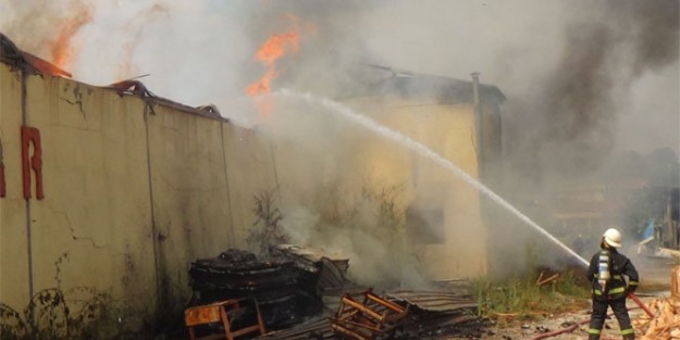 Kereste fabrikası kül oldu!