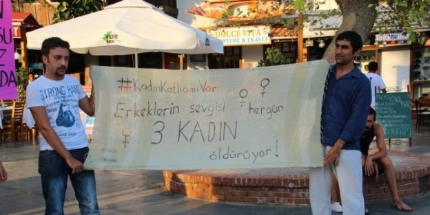 Kaş'ta Kadın Cinayetleri Protesto Edildi