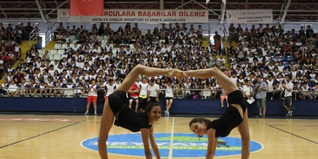 Ritmik Cimnastik Sporcuları Birincilik İçin Hazırlanıyor