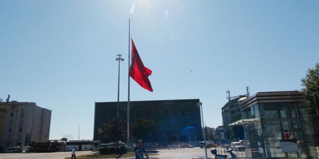 İstanbul'da bayraklar yarıya indirildi