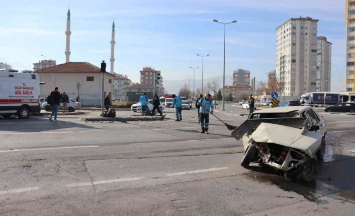 Ticari araçla çarpışan Tofaş perte çıktı: 2 yaralı