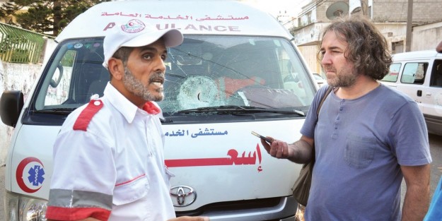 İsrail ambulanslara ateş açıyor