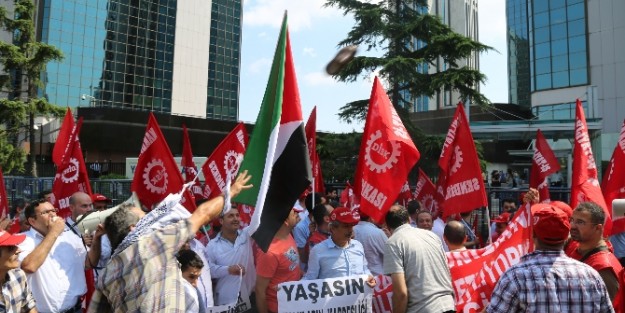 İsrail’e ayakkabılı tepki