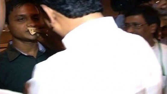 Vekil, müslümanın orucunu zorla bozmaya kalktı