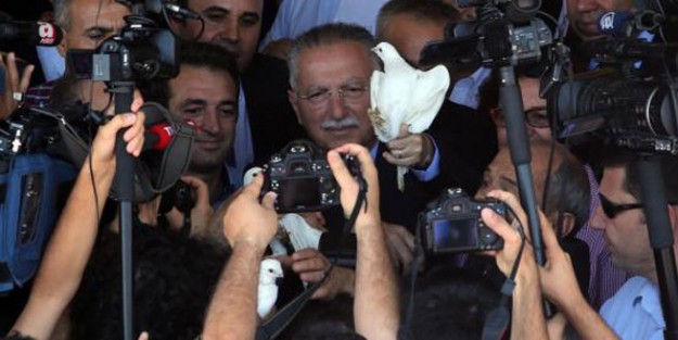 Ekmeleddin, Kürtlere oynuyor!