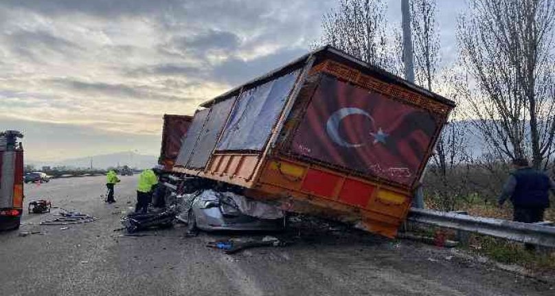 Bursa'da korkunç kaza! Otomobil TIR'ın altına girdi: 1 ölü