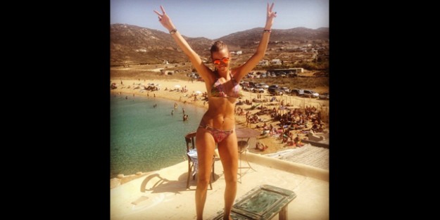 Serenay'dan bikini şov!