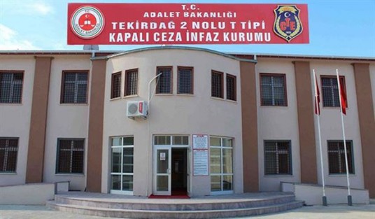 Cinsel organını jiletle keserek öldürdü